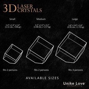 Puede incluir: Tres tama&ntilde;os de cubos de cristal cortados con l&aacute;ser 3D, etiquetados como "Peque&ntilde;o", "Mediano" y "Grande". Los cubos se muestran sobre un fondo negro con contornos blancos. Las dimensiones y el peso de cada cubo se enumeran debajo de la imagen. El texto "TAMA&Ntilde;OS DISPONIBLES" se muestra debajo de los cubos.