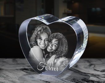 Puede incluir: Un pisapapeles de cristal en forma de corazón con una foto en blanco y negro de dos mujeres abrazándose en el interior. La palabra "Forever" está grabada en la parte inferior del corazón.