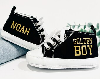 Tênis infantil personalizado Golden Boy preto – Sapatinhos de sola macia, presente perfeito para chás de bebê, primeiros aniversários e momentos especiais.