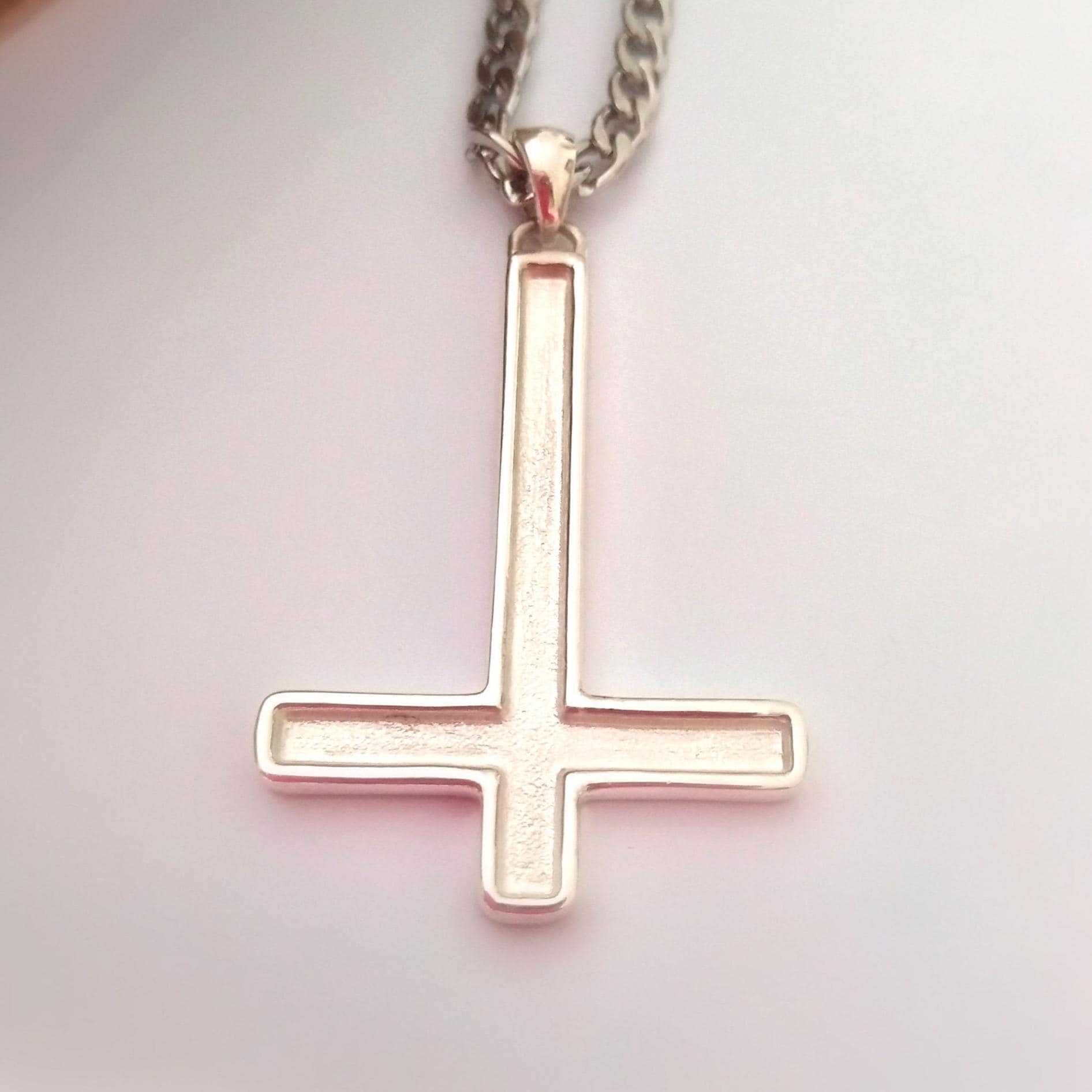 イエローゴールドメッキの逆十字ペンダント | ハンドメイド 