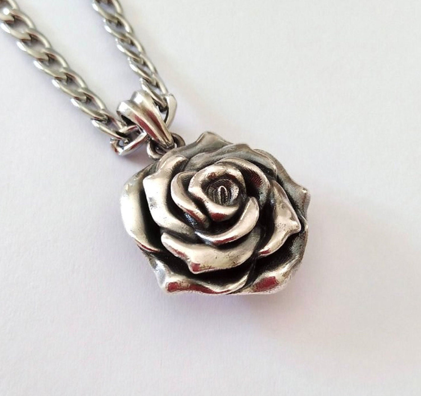 AMBEDORA Collana da Donna Cuore con Rosa, Argento Sterling Ossidato, Rosa Intagliata a Mano in Ambra Baltica, Ciondolo in Argento su Catena con