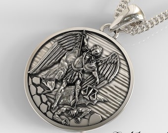 Könnte beinhalten: Silberanhänger mit einem detaillierten Relief von Erzengel Michael, der einen Dämon besiegt. Der Anhänger ist rund, mit strukturiertem Hintergrund und einer Silberkette. Der Text "Gold and" ist sichtbar.