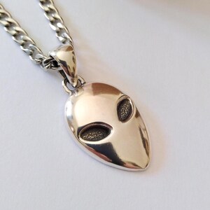 Colgante de cabeza de extraterrestre en plata oxidada 925 / Collar artesanal de cabeza de extraterrestre en plata envejecida / Colgante de OVNI para hombre / Joyería de extraterrestre en plata 925 para mujer