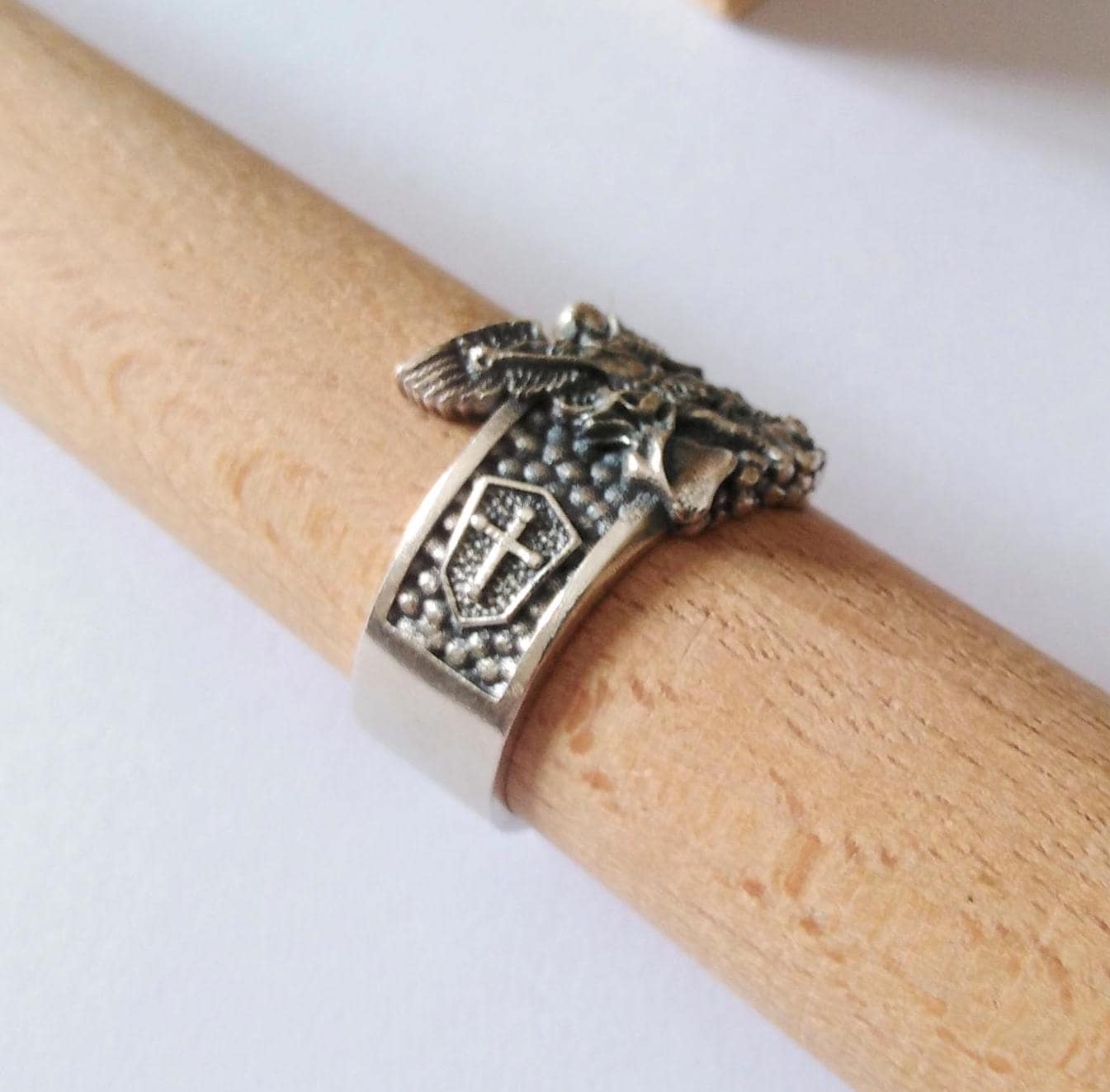 酸化スターリングシルバーの聖ミカエル大天使リング | 手作りシルバー