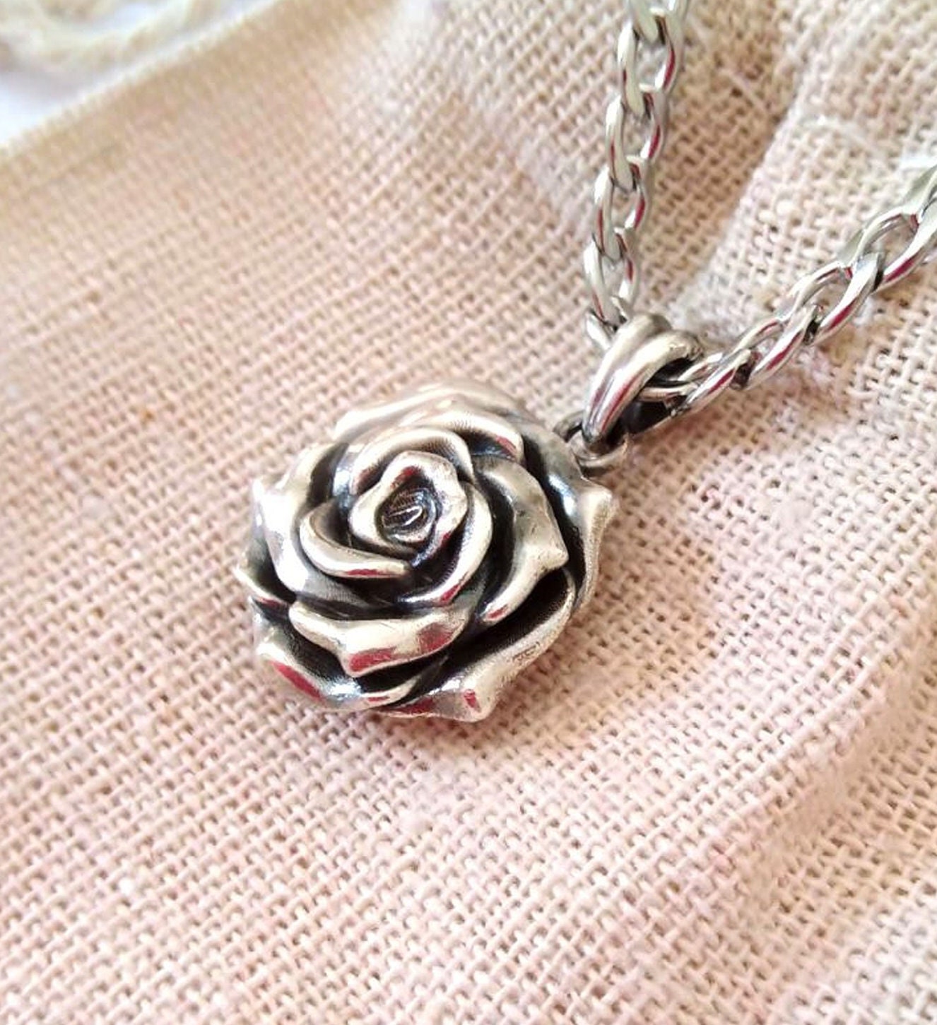 Collana Ape In Argento 925 Placcato Oro Rosa – Ciondolo Ape 15mm Su Catenina 45,7 Cm – Gioiello Significativo In Elegante Scatola Regalo