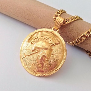 Colgante de escudo espartano chapado en oro amarillo / Collar de escudo espartano hecho a mano en plata 925 / Joyería espartana / Escudo espartano de latón chapado