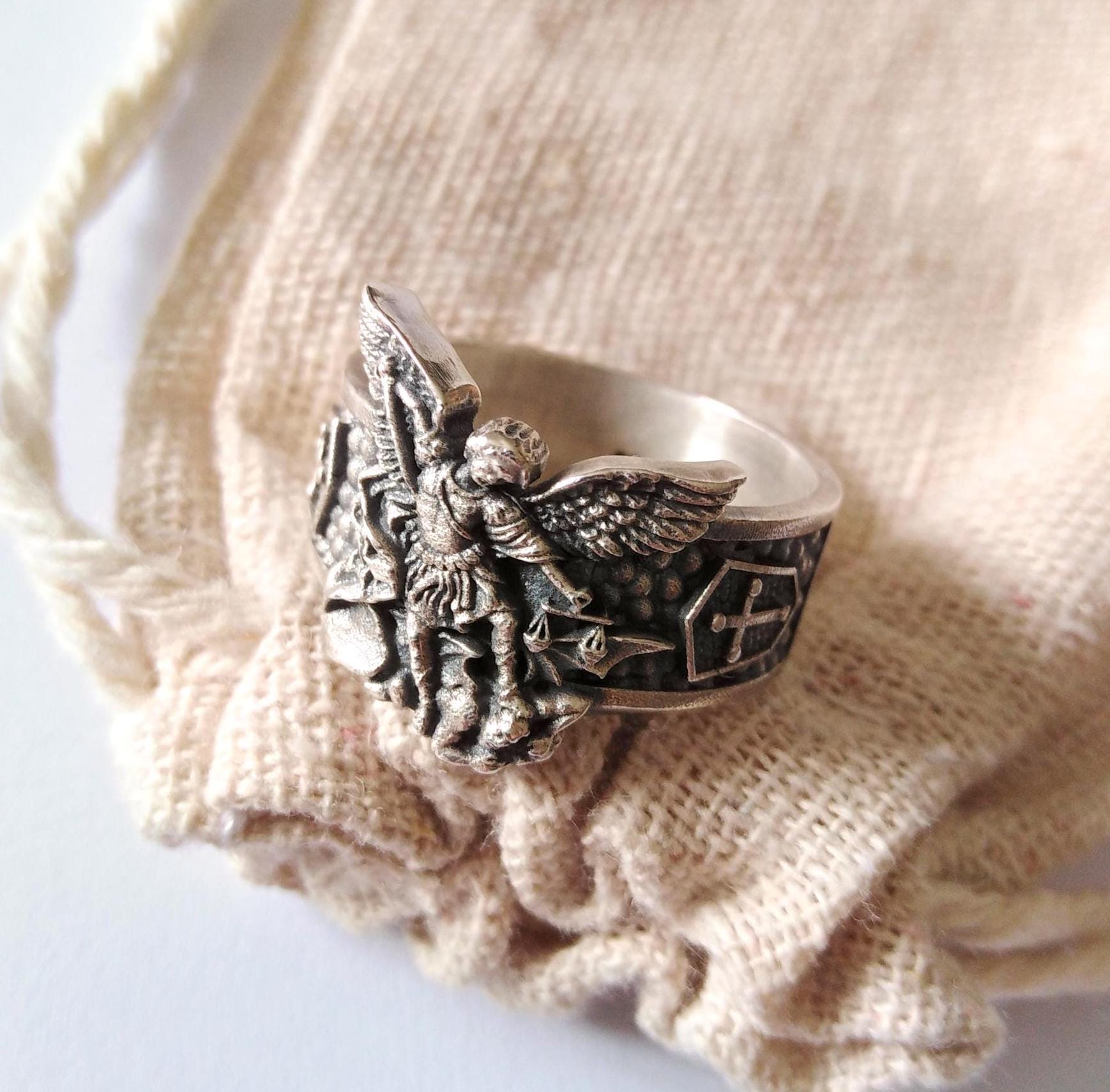 酸化スターリングシルバーの聖ミカエル大天使リング | 手作りシルバー
