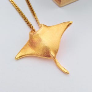 Ciondolo a forma di manta placcato in oro giallo / Collana a forma di manta in argento 925 realizzata a mano / Ciondolo a forma di manta in argento sterling da uomo / Ciondolo a forma di manta da donna