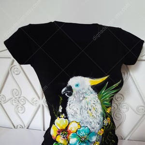 Camiseta de cacatúa pintada a mano: Top de loro tropical