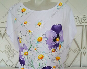 Camiseta floral pintada a mano: Arte de violetas y margaritas