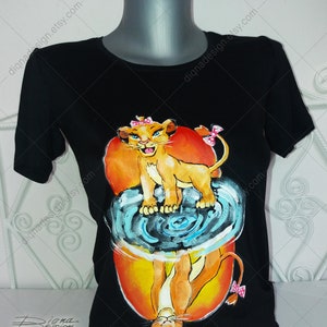 Hand Painted Tshirt, Lion T-shirt, Lion Top, Hanpainted Lion, Hand Painted T Shirt, Woman&#39;s t shirt, Shirt with Lioness