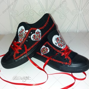Zapatillas pintadas a mano, zapatos pintados, arte del corazón, zapatos rojos negros, calzado pintado a mano, corazones zapatos de arte