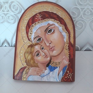 Icono de la Virgen María pintado a mano: arte ortodoxo sobre madera