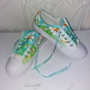 Daisy Sneakers, Hand Painted Sneakers, Daisy Shoes Art, Painted Shoes, Daisy Footwear, Daisies Art, Handpainted Sneakers, Daisies Shoes