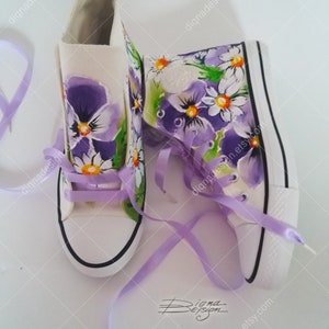Violets Sneakers, Handbemalte Hi Tops, Lila Schuhe, Blumen High Top Schuhe, Garten Malerei Schuhe, Violets Disies Art, Daisy Hi Top Schuhe