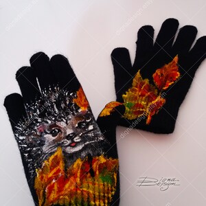 Puede incluir: Un par de guantes de punto negro con dise&ntilde;os pintados a mano. Un guante presenta un erizo con hojas de oto&ntilde;o, mientras que el otro tiene una rama de hojas de oto&ntilde;o. Los guantes son un accesorio &uacute;nico y creativo para la temporada de oto&ntilde;o.