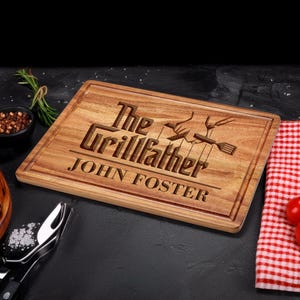 Personalisiertes Schneidebrett zum Vatertag, der König des Grills, der Grillvater, Papa Geburtstagsgeschenk individuell graviertes Holz