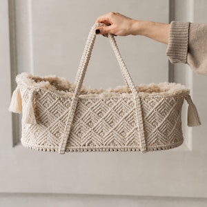 Noworodkowy kosz makramowy w stylu boho, kosz makramowy na prezent na baby shower, kosz na rekwizyty do fotografii noworodkowej, kosz Mojżesza dla lalek