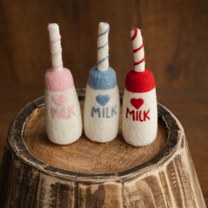 Needle-felted wool milk bottle and cookies set, soft pastel newborn Christmas photography props, cozy holiday baby photoshoot accessories, perfect for baby shower or first birthday gifts.