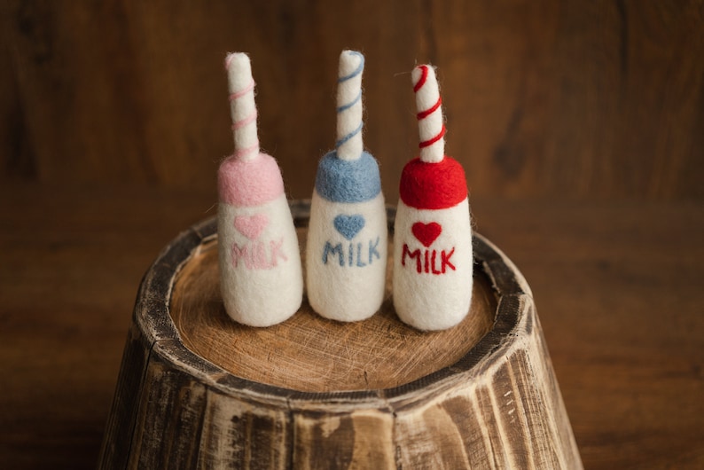 Needle-felted wool milk bottle and cookies set, soft pastel newborn Christmas photography props, cozy holiday baby photoshoot accessories, perfect for baby shower or first birthday gifts.