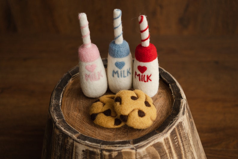 Needle-felted wool milk bottle and cookies set, soft pastel newborn Christmas photography props, cozy holiday baby photoshoot accessories, perfect for baby shower or first birthday gifts.