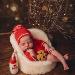 Needle-felted wool milk bottle and cookies set, soft pastel newborn Christmas photography props, cozy holiday baby photoshoot accessories, perfect for baby shower or first birthday gifts.