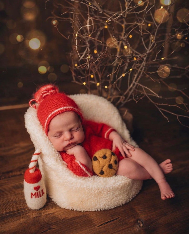 Needle-felted wool milk bottle and cookies set, soft pastel newborn Christmas photography props, cozy holiday baby photoshoot accessories, perfect for baby shower or first birthday gifts.