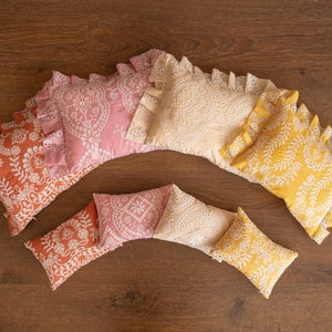 Coussin photo nouveau-né avec volants dans un style bohème, photographie de grand coussin nouveau-né, photo de coussin nouveau-né posant, accessoire de photographie de nouveau-né