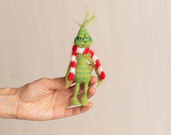 Juguete de monstruo verde navideño de lana de fieltro para fotografía navideña y regalo festivo.