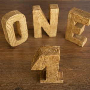 Letrero de madera con la palabra ONE para decoración de primer cumpleaños, letrero de ONE para fiesta de primer cumpleaños, decoración para cumpleaños de bebés y niños pequeños, accesorio para fotos con la palabra ONE, letrero de madera personalizado