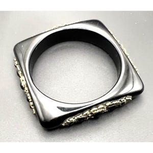 Sällsynt fyrkantigt armband i filgree-plast