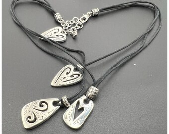 Collar Brighton brasileño de tres hilos con múltiples dijes y cordón negro (modelo descatalogado)