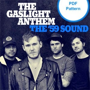 Puede incluir: Una fotografía en blanco y negro de una banda, The Gaslight Anthem, con el texto "The '59 Sound" en letras blancas sobre fondo negro.