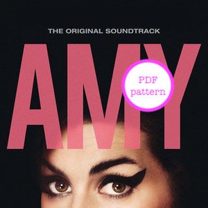 Op de afbeelding: De originele soundtrack-albumhoes voor de film "Amy", met een close-up van Amy Winehouses ogen met dramatische eyeliner. De titel "AMY" staat in grote, roze letters.