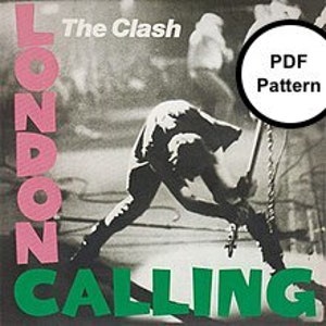 Może przedstawiać: Czarno-białe zdjęcie muzyka grającego na gitarze. Zdjęcie jest w formacie kwadratowym i zawiera napis "LONDON CALLING" w różowych i zielonych literach.