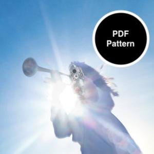 Puede incluir: Silueta de una persona tocando la trompeta contra un cielo brillante y soleado. La imagen está parcialmente oscurecida por el destello de la lente. Un círculo negro con el texto "PDF Pattern" está en la esquina superior derecha.