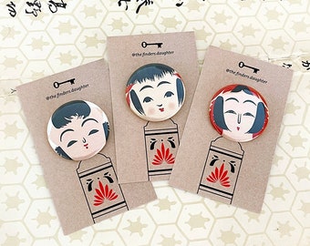 x1 kokeshi badge - brooch pin - japanese doll face - cute kawaii kitsch illustration jewellery gift