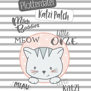 Op de afbeelding: Een schattige cartoon kat illustratie met de woorden "MEOW" en "little ONE" in een roze cirkel. De afbeelding bevat ook de woorden "Milch Buddies", "MIAU", "Katzi Patch", "Plotterdatei" en "kleines Katzi" op een gestreepte achtergrond.