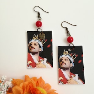 Freddy Mercury orecchini di carta pendenti con perlina rossa