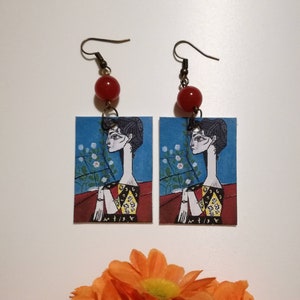 Picasso orecchini di carta pendenti con perla e volto di donna.