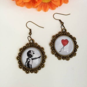 Banksy orecchini pendenti con cammeo "la ragazza con il palloncino"