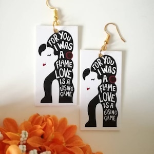 Amy Winehouse orecchini di carta pendenti in bianco e nero