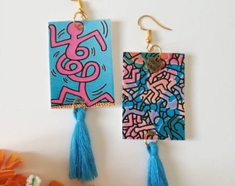 Keith haring orecchini di carta con omini colorati e nappina di cotone celeste