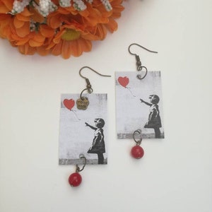 Banksy orecchini di carta pendenti dedicati alla street art di Banksy con perlina rossa
