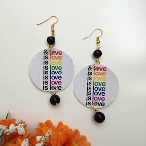 Love is love orecchini di carta con ciondolo a cerchio con scritta arcobaleno "love is love" e perline nere