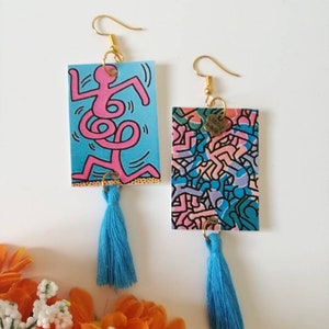 Keith haring orecchini di carta con omini colorati e nappina di cotone celeste
