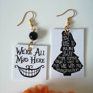 Alice in Wonderland orecchini di carta in bianco e nero con perla nera