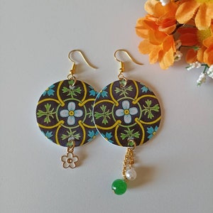 Orecchini di carta a cerchio con fantasia maiolica, perle verdi e bianche e ciondolo fiore