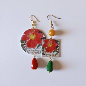 Orecchini di carta pendenti asimmetrici con ciondolo a fantasia floreale con fiori rossi e perle a goccia rosse e verdi