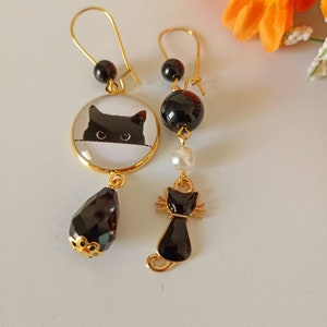 Simpatici orecchini con gatto nero con ciondolo a cerchio cammeo 2 cm e perline nere e bianche